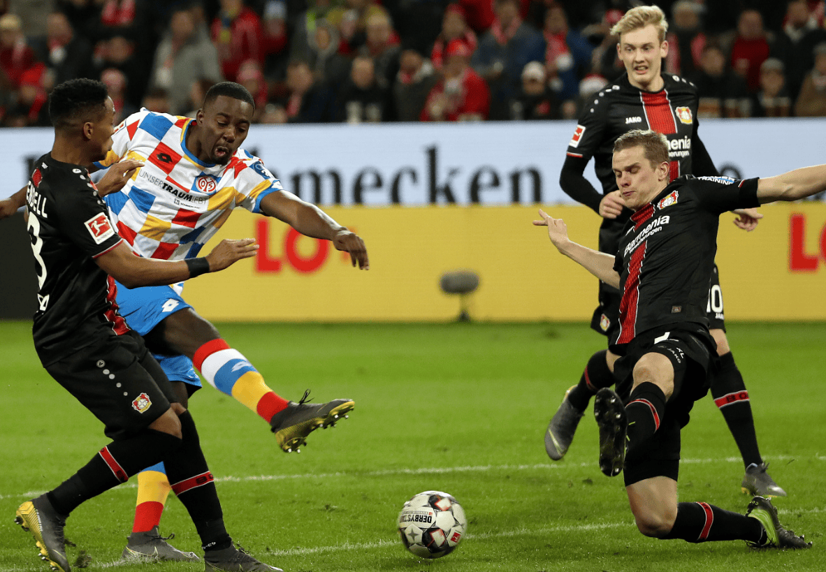 包含今晨门兴格拉德巴赫伤情更新埃因霍温围绕欧冠队长鼓劲，这操作让人直呼：出色防守引爆全场的词条