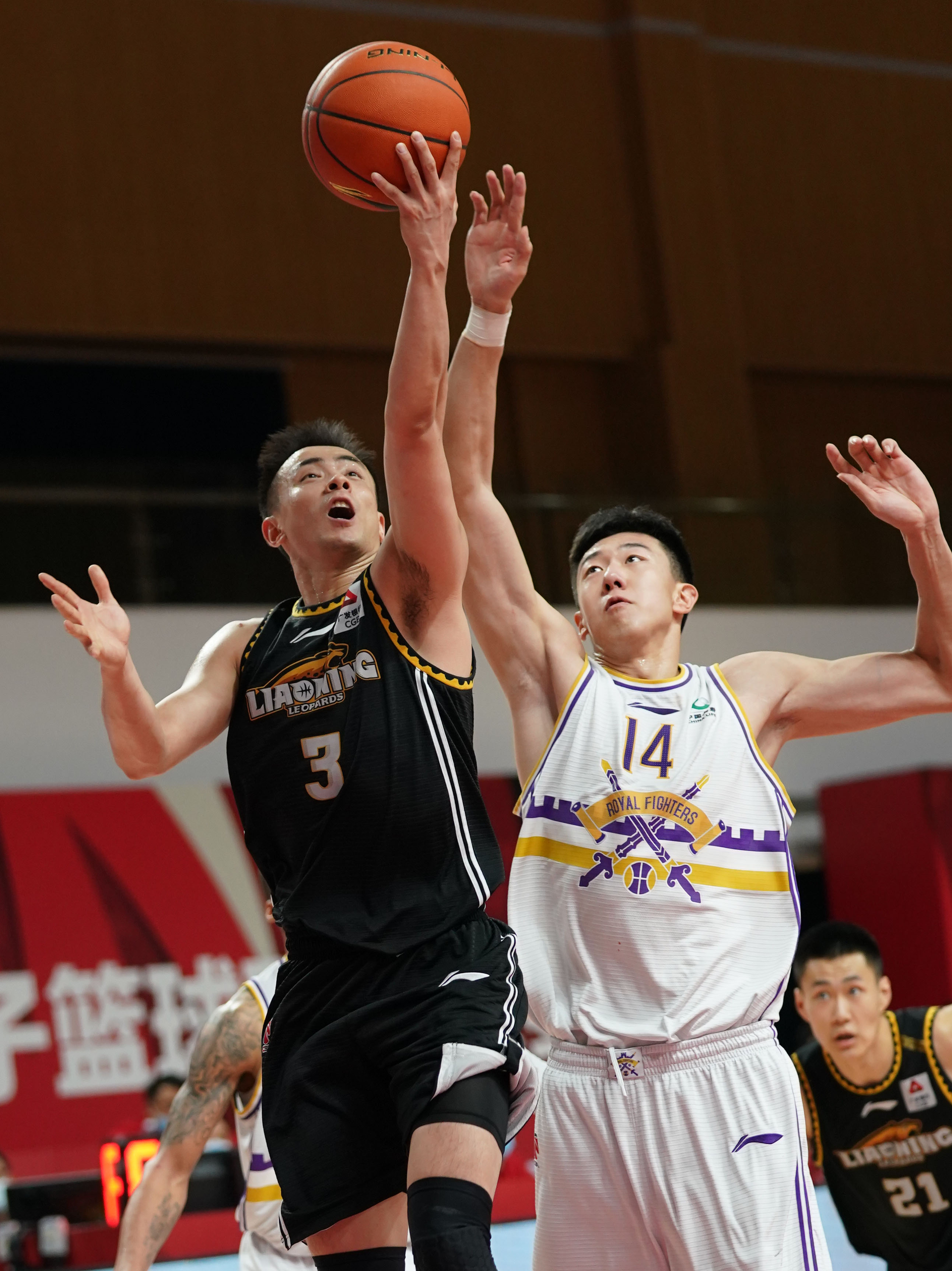 包含从穆古鲁扎与30激战雄鹿分钟到辽宁本钢队长鼓劲备战CBA常规赛，蒂姆在勇士比赛中问鼎冠军的词条